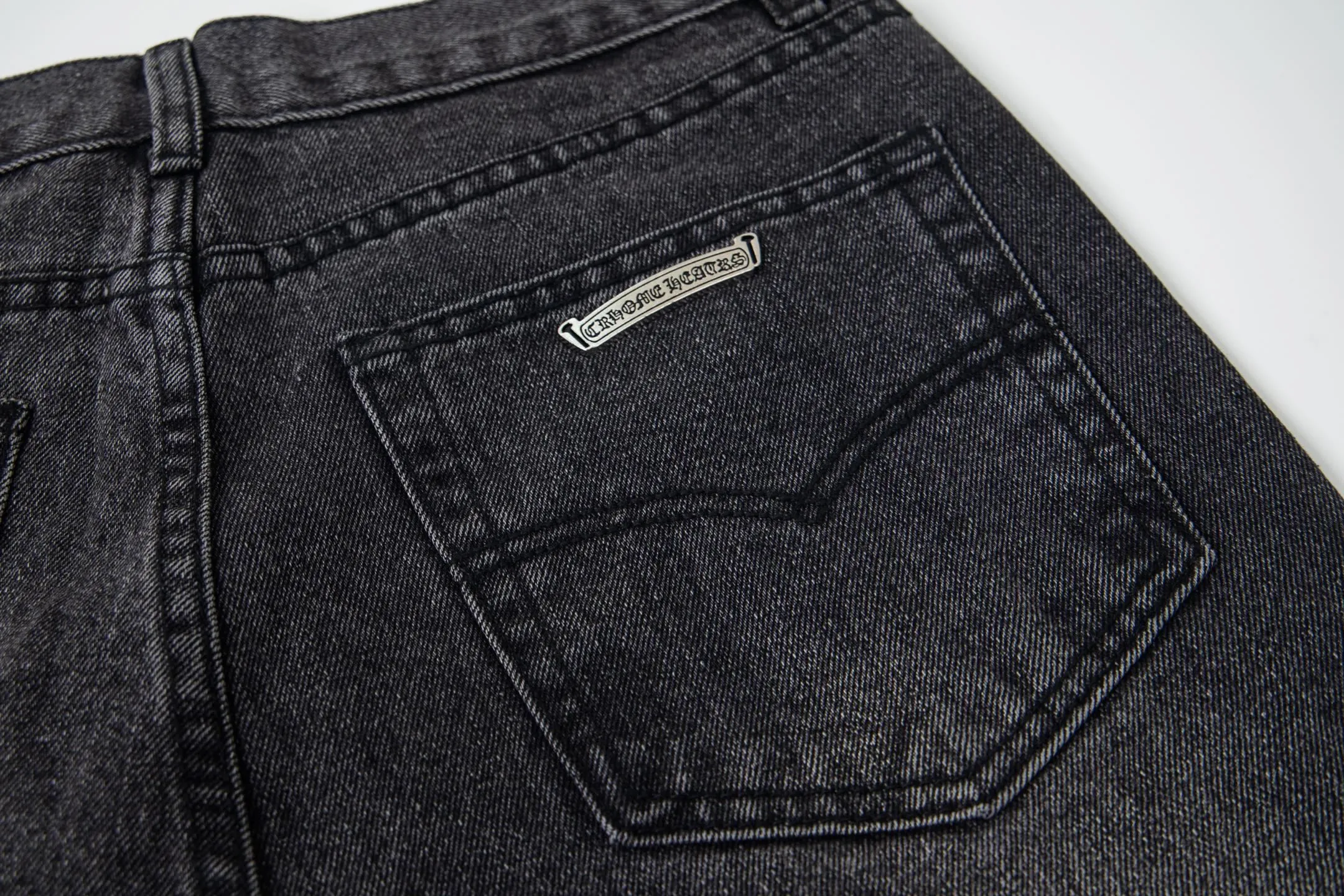 P240 Chrome Hearts Chrome Hearts Jeans Purple Matty Boy Sex Records Rivet Work Jeans CH Jeans need to be disassembled and washed before being dismantled and hand-stitched with sheepskin cross leather and then spliced ​​together. The whole piece has too many craftsmanship to explain. The cabinet price is 16W+, the patchwork cross pattern is embellished, and the high-waisted washed jeans! ! Absolutely high-end luxury products, 8W+ level god-level items, super popular products, made with top heavy industry, a magic weapon that cannot be missed. About Kroxin This is an extremely luxurious fashion brand, which can also be called the aristocrats of the high street. It has always been an exclusive brand for some hipsters or rich second generation. Compared with ordinary high streets, it is more luxurious and noble. Compared with luxury brands, it has a more fashionable personality and has always been a brand that I have a special liking for. Style number: 1761# Size: 28 30 32 34 36